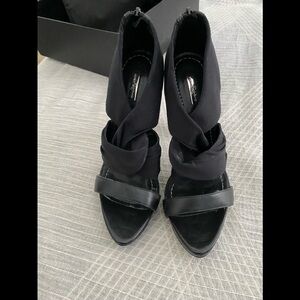 Report Signature Charles black heels